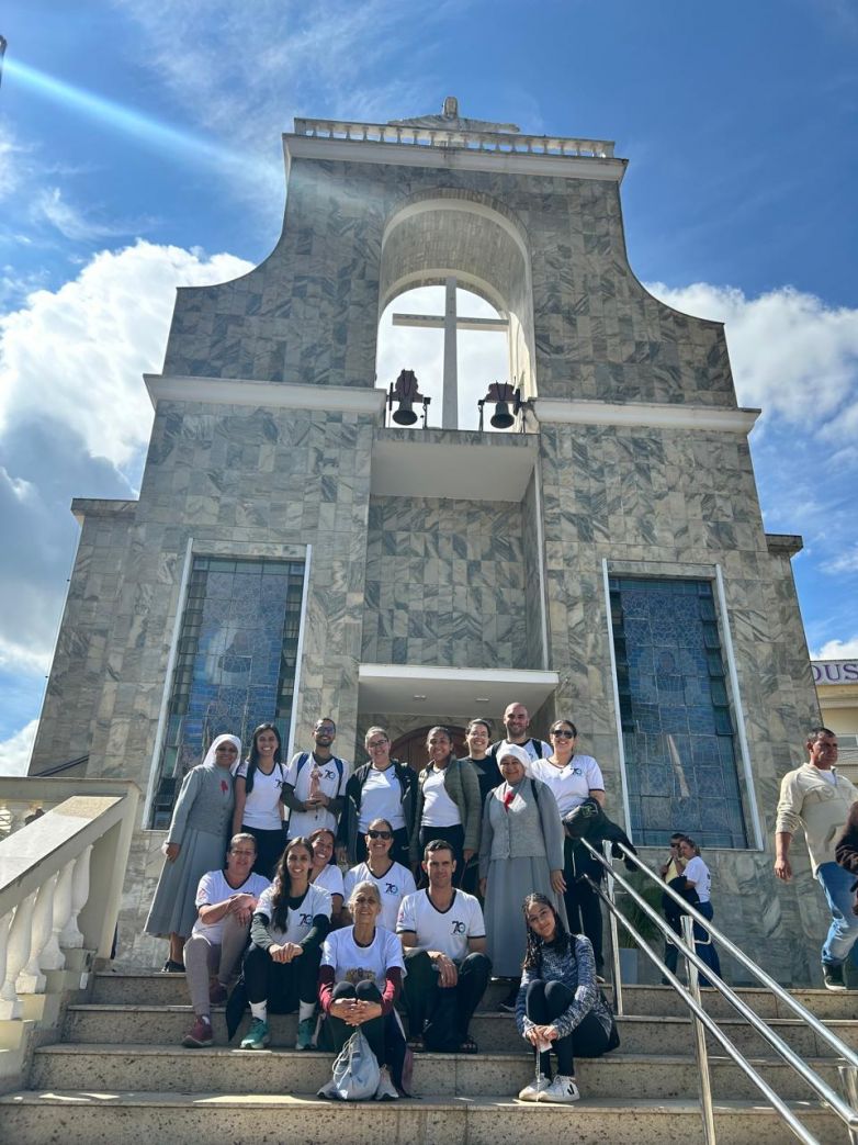 Filhas de S&atilde;o Camilo e colaboradores do Hospital de Cruz&iacute;lia participaram de caminhada de f&eacute; at&eacute; o Santu&aacute;rio de Nh&aacute; Chica, em Baependi (MG)