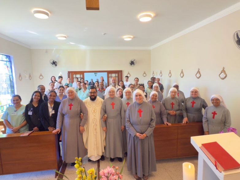 Madre Z&eacute;lia visita o Hospital Dr. C&acirc;ndido Junqueira em Cruz&iacute;lia &ndash; MG