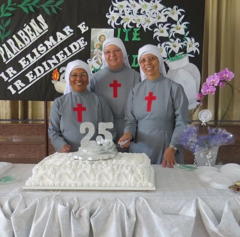Irm&atilde;s Edineide Aguiar e Elismar Pereira celebral 25 anos de vida religiosa