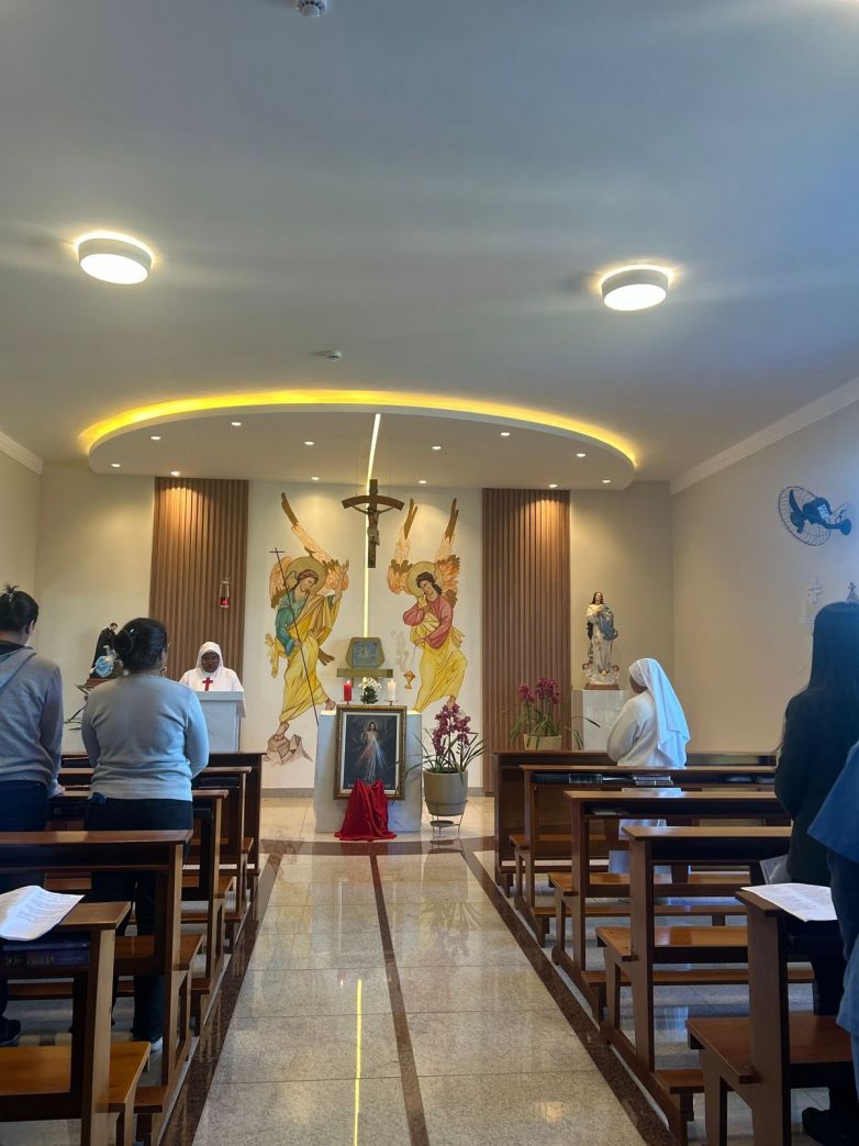 Filhas de S&atilde;o Camilo e colaboradores realizam momento oracional pelos 70 anos do Hospital de Cruz&iacute;lia