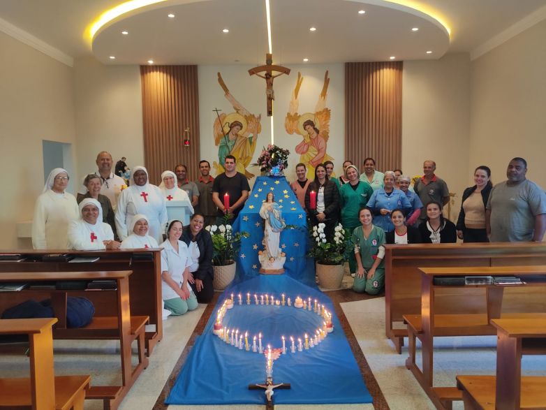 Filhas de S&atilde;o Camilo e colaboradores do Hospital de de Cruz&iacute;lia realizam momento mariano em a&ccedil;&atilde;o de gra&ccedil;as pelos seus 70 anos
