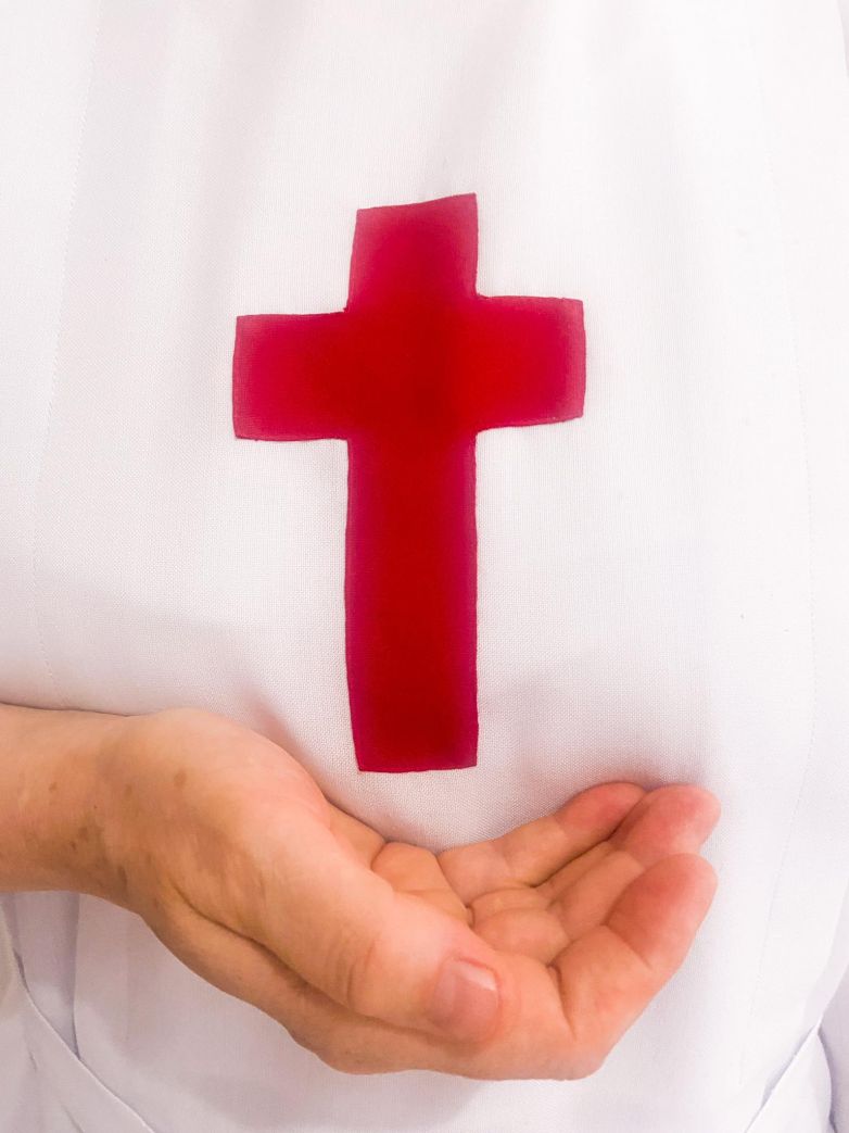 Conhe&ccedil;a o significado da cruz vermelha no h&aacute;bito das Filhas de S&atilde;o Camilo
